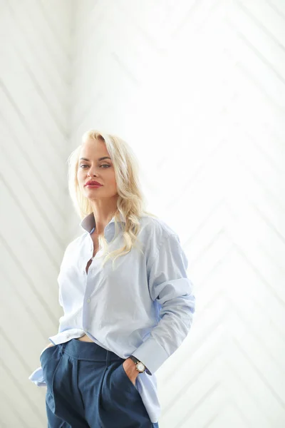 Mode Vie Femme Blonde Chemise Bleue Maison — Photo