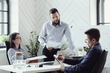 İş meseleleri. Ofisteki insanlar.