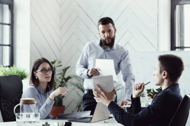 İş meseleleri. Ofisteki insanlar.