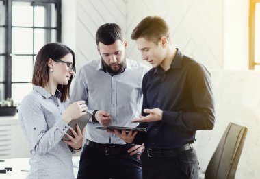 İş meseleleri. Ofisteki insanlar.