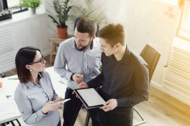 İş meseleleri. Ofisteki insanlar.