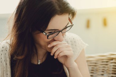 Yaşam tarzı. Evdeki güzel kadın.