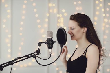 Performans. Mikrofonlu güzel bir şarkıcı.