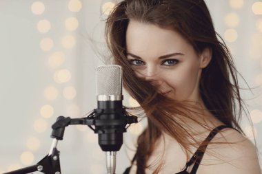 Performans. Mikrofonlu güzel bir şarkıcı.