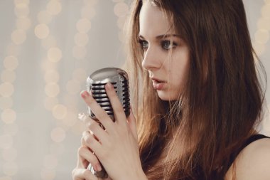 Performans. Mikrofonlu güzel bir şarkıcı.