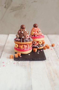 Üstünde dondurma olan tatlı çörek.