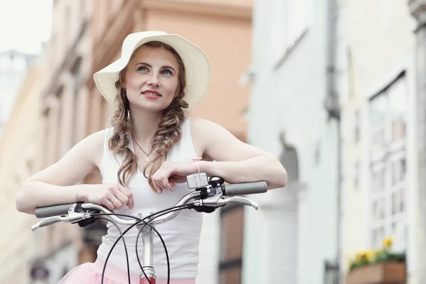 Sokak Dışarıda Bisikleti Olan Kadın — Stok fotoğraf