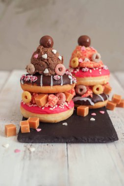 Üstünde dondurma olan tatlı çörek.