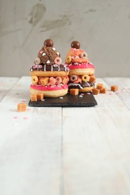 Üstünde dondurma olan tatlı çörek.