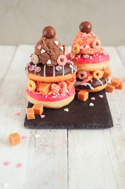 Üstünde dondurma olan tatlı çörek.