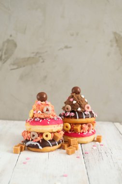 Üstünde dondurma olan tatlı çörek.