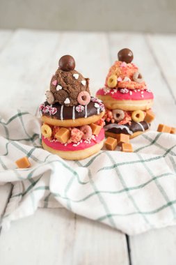 Üstünde dondurma olan tatlı çörek.