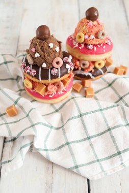 Üstünde dondurma olan tatlı çörek.