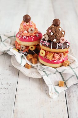 Üstünde dondurma olan tatlı çörek.