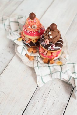 Üstünde dondurma olan tatlı çörek.