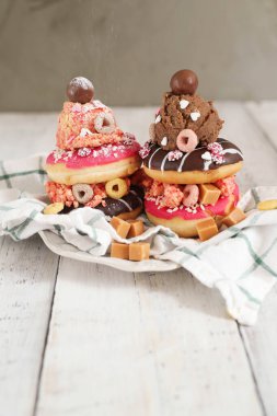 Üstünde dondurma olan tatlı çörek.