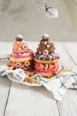 Üstünde dondurma olan tatlı çörek.