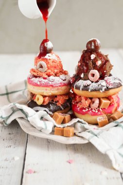 Üstünde dondurma olan tatlı çörek.