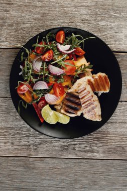 Yiyecekler. Kızarmış tavuk göğsü ve sebze.