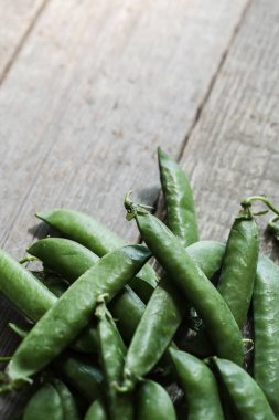 Sebzeler. Masadaki yeşil bezelyeler