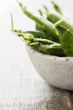 Sebzeler. Masadaki yeşil bezelyeler