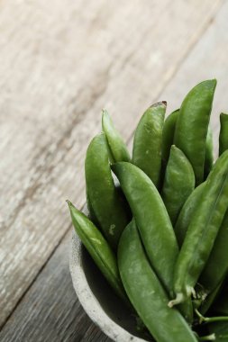 Sebzeler. Masadaki yeşil bezelyeler