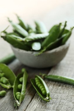Sebzeler. Masadaki yeşil bezelyeler