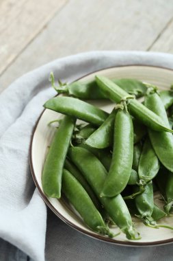 Sebzeler. Masadaki yeşil bezelyeler