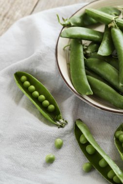 Sebzeler. Masadaki yeşil bezelyeler