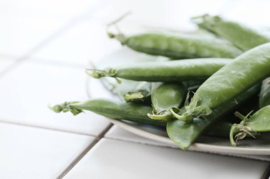 Sebzeler. Masadaki yeşil bezelyeler