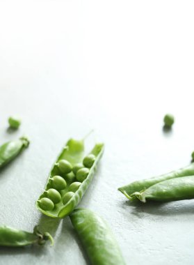 Sebzeler. Masadaki yeşil bezelyeler