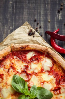 Yiyecekler. Masada nefis bir pizza