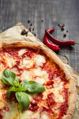 Yiyecekler. Masada nefis bir pizza