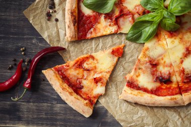 Yiyecekler. Masada nefis bir pizza