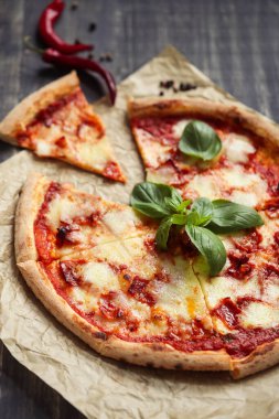 Yiyecekler. Masada nefis bir pizza