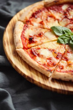 Yiyecekler. Masada nefis bir pizza