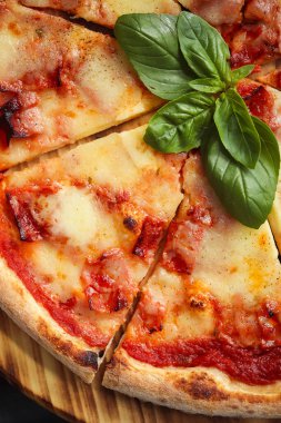 Yiyecekler. Masada nefis bir pizza