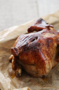Kızarmış tavuk masada.