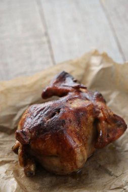 Kızarmış tavuk masada.