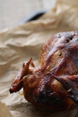Kızarmış tavuk masada.