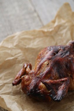 Kızarmış tavuk masada.