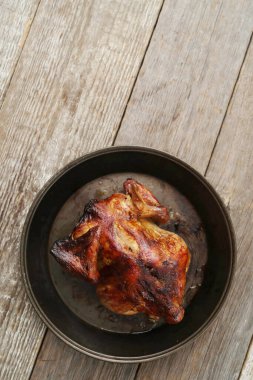 Kızarmış tavuk kızartma tavasında.