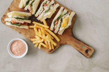 Yiyecekler. Masada nefis bir sandviç.