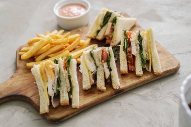 Yiyecekler. Masada nefis bir sandviç.