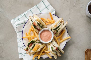 Yiyecekler. Masada nefis bir sandviç.