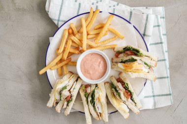 Yiyecekler. Masada nefis bir sandviç.