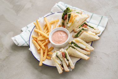 Yiyecekler. Masada nefis bir sandviç.