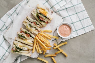 Yiyecekler. Masada nefis bir sandviç.