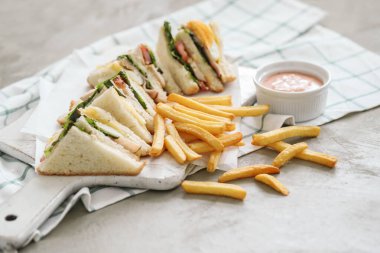 Yiyecekler. Masada nefis bir sandviç.