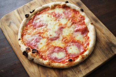 Yiyecekler. Masada nefis bir pizza